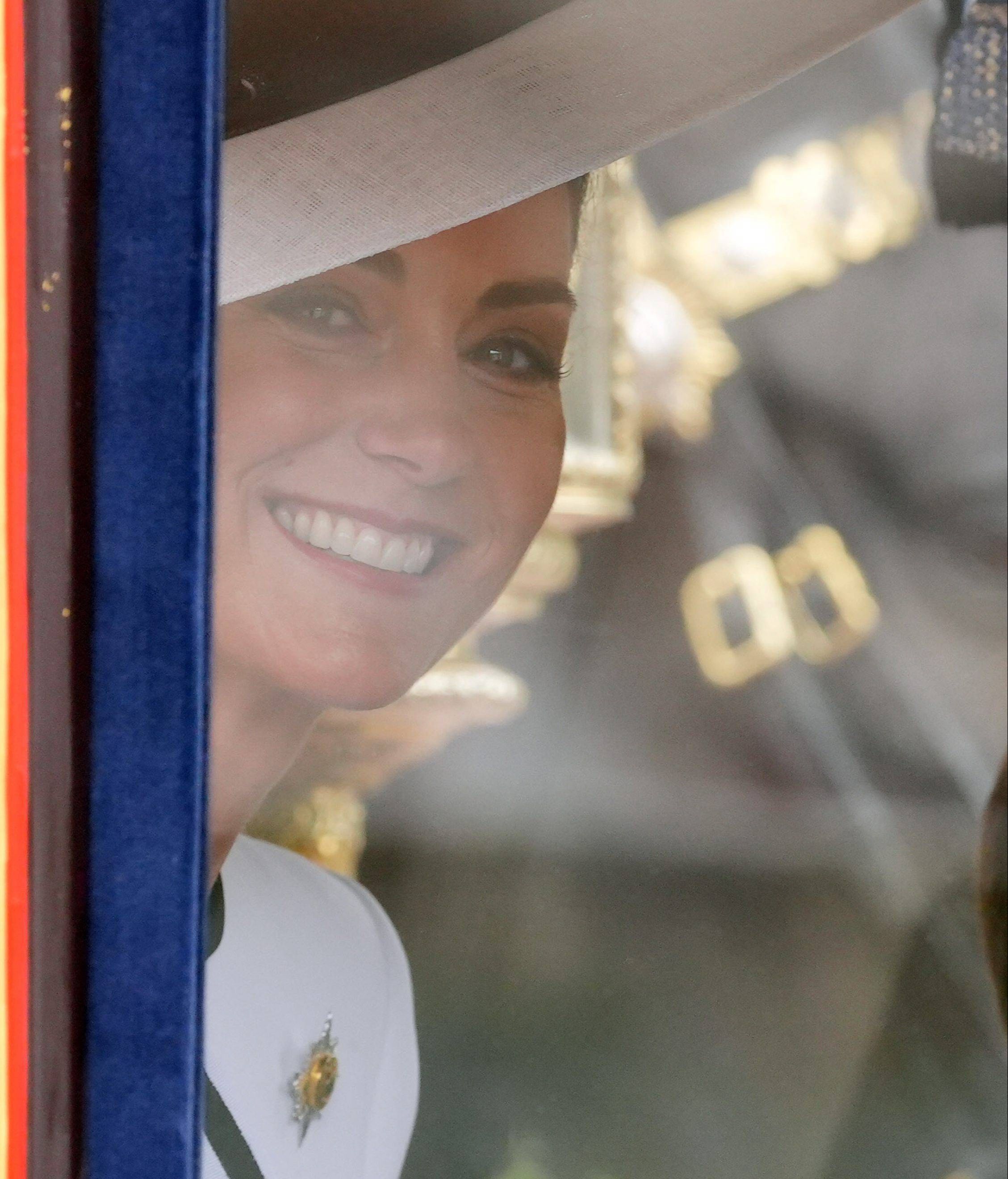 Kate Middleton reaparece de blanco y muy sonriente