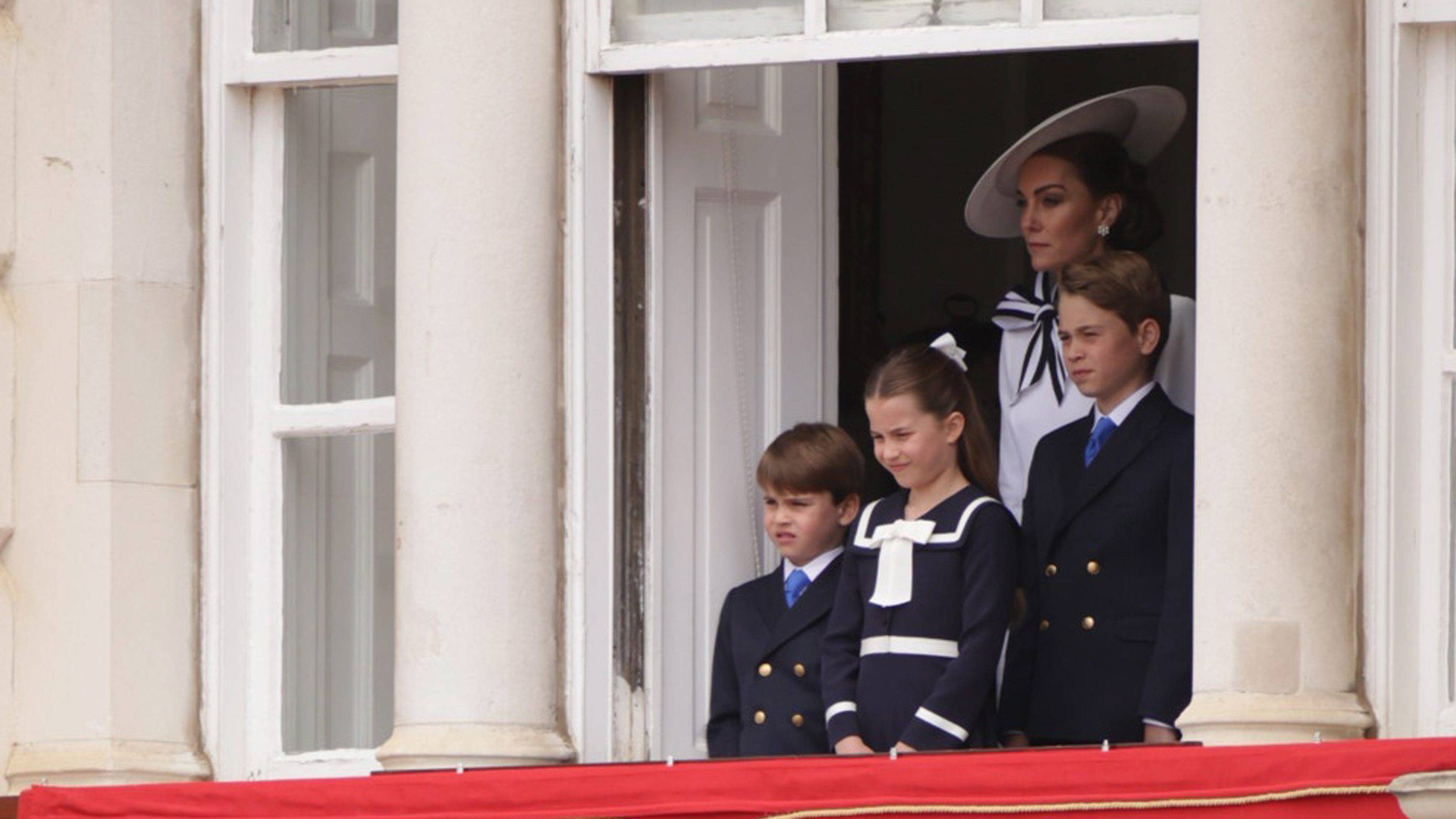Kate Middleton y sus hijos siguen el desfile desde el balcón de la Oficina del Mayor General