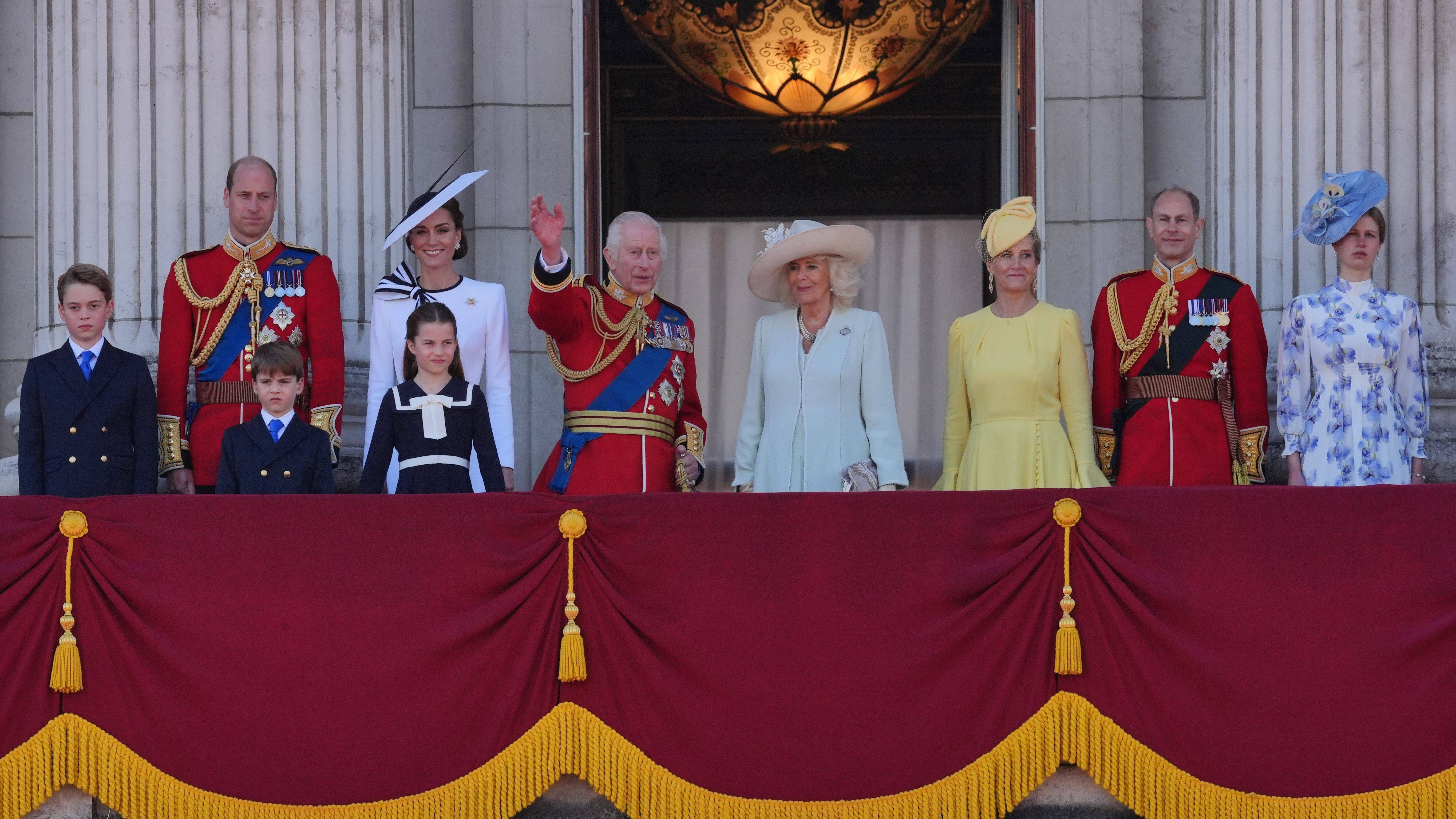 La familia real británica sale al balcón a saludar