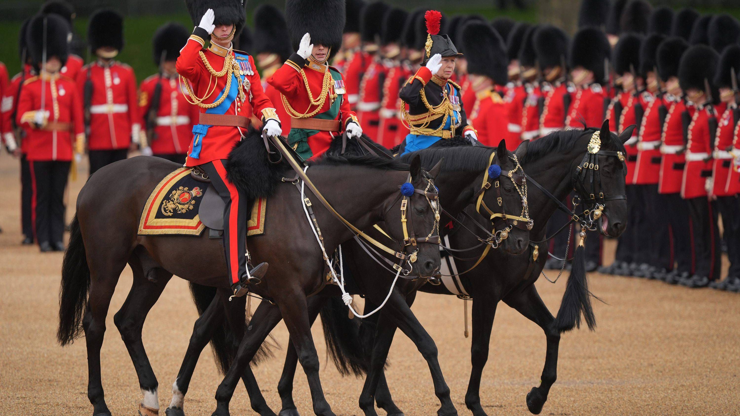 La princesa Ana, a caballo a su llegada al Trooping the Colour