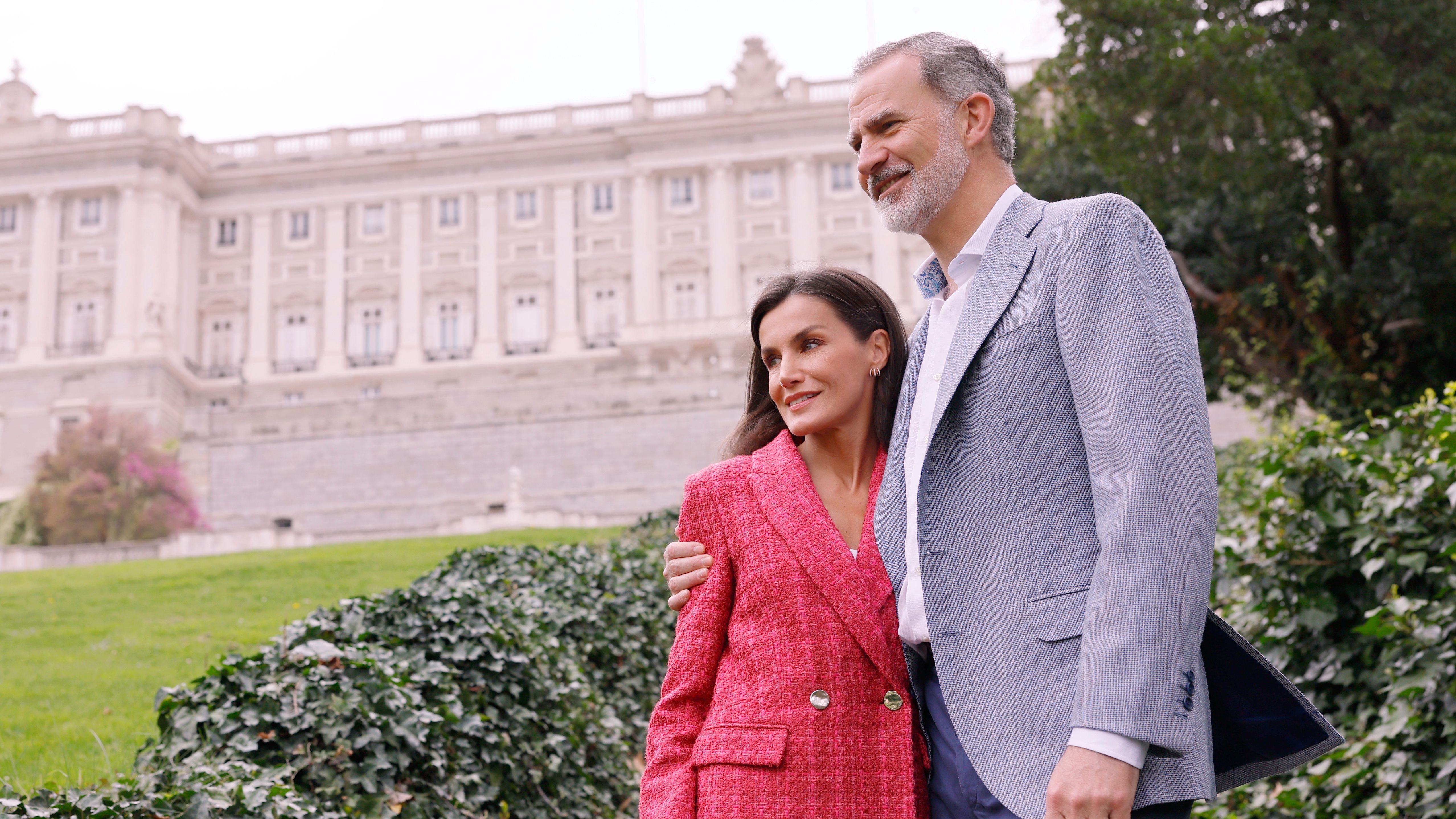 los-reyes-don-felipe-y-dona-letizia-posan-en-los-alrededores-del-palacio-real-madrid_ab3d.jpg