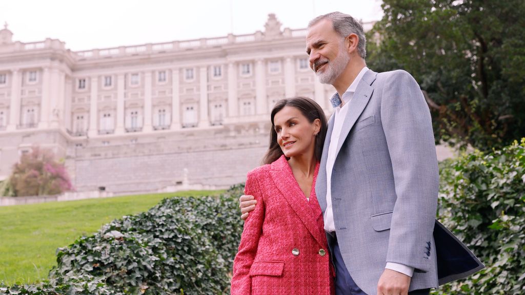 Los Reyes, Don Felipe y Doña Letizia, posan en los alrededores del Palacio Real, Madrid