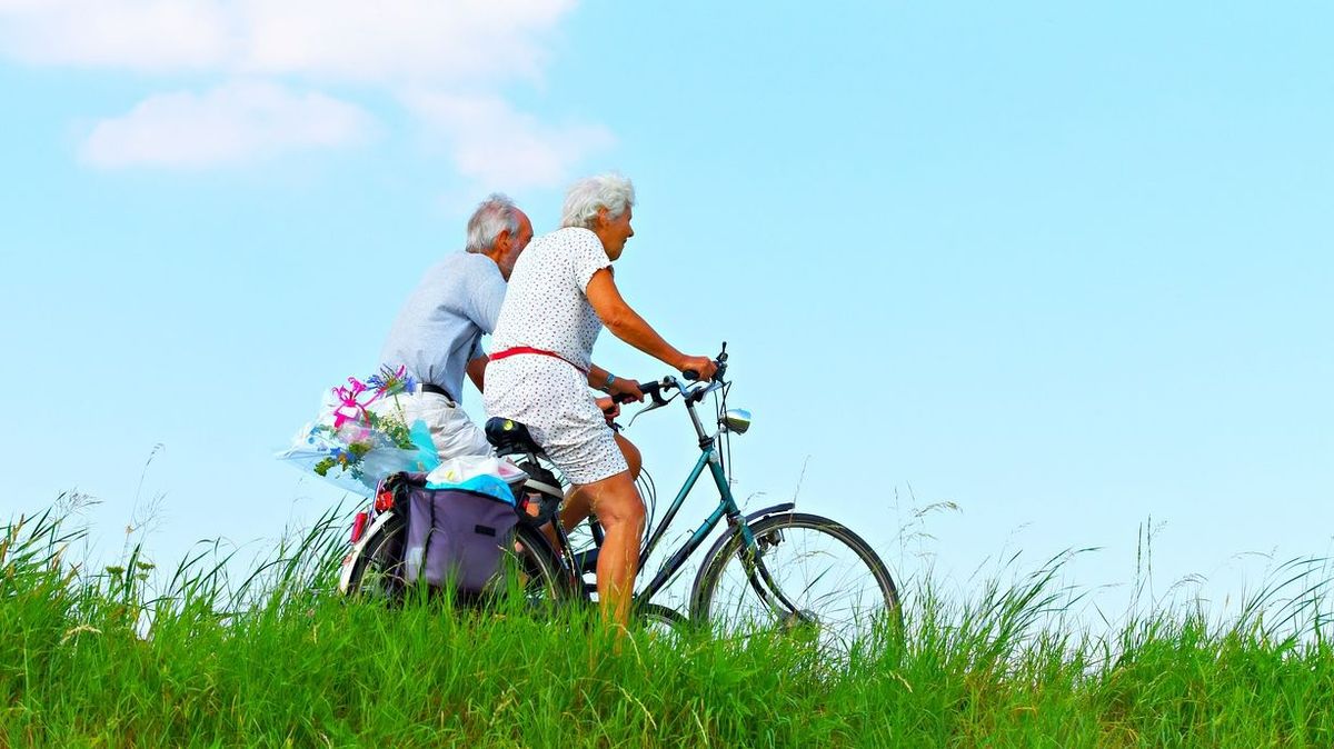 Personas mayores montando en bici