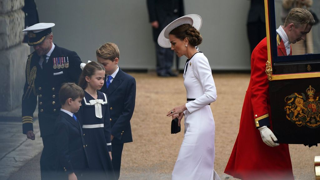 Trooping The Colour: Kate, muy cariñosa con sus hijos, presencia el desfile desde uno de los balcones del Palacio