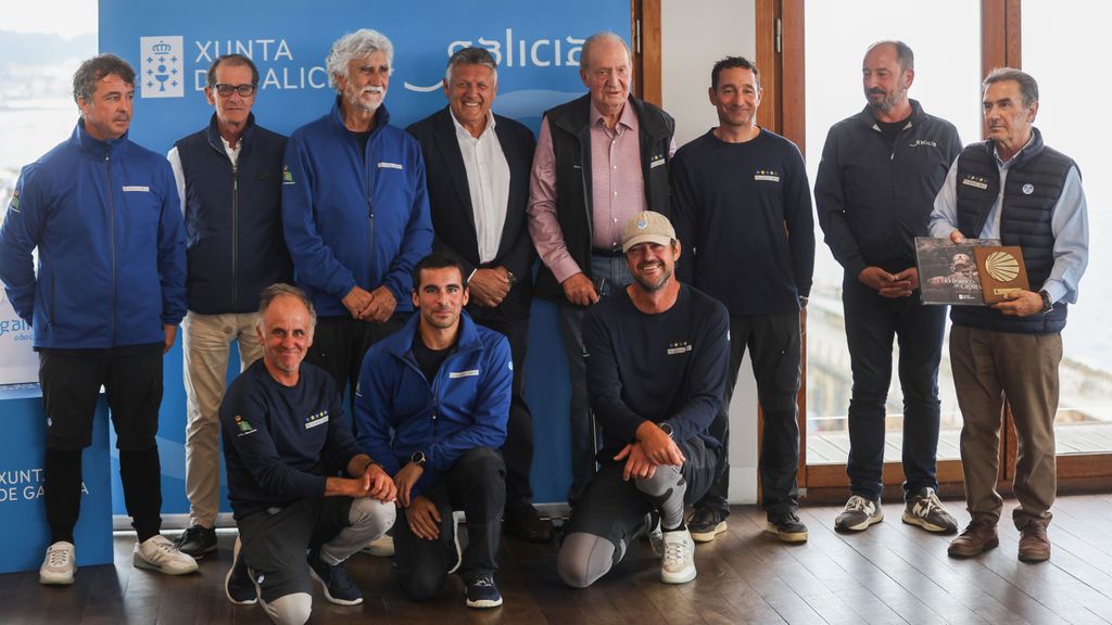 El Rey Juan Carlos durante la entrega de trofeos de la regata Turismo de Galicia