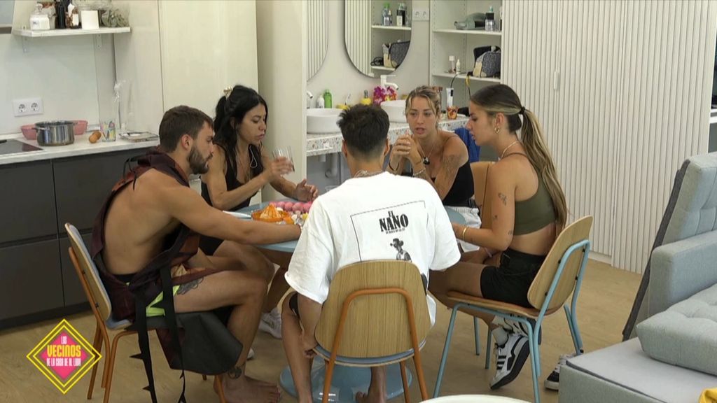 Se abren las apuestas para descubrir quién se esconde bajo el disfraz de mosca: "No le cae bien ni Álvaro, ni Álex ni Mayka" Los vecinos de la casa de al lado Temporada 1 Top Vídeos 610