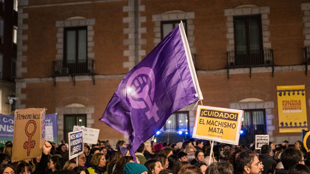 Una bandera con el símbolo feminista durante una manifestación convocada por el Movimiento Feminista de Madrid por el 8M