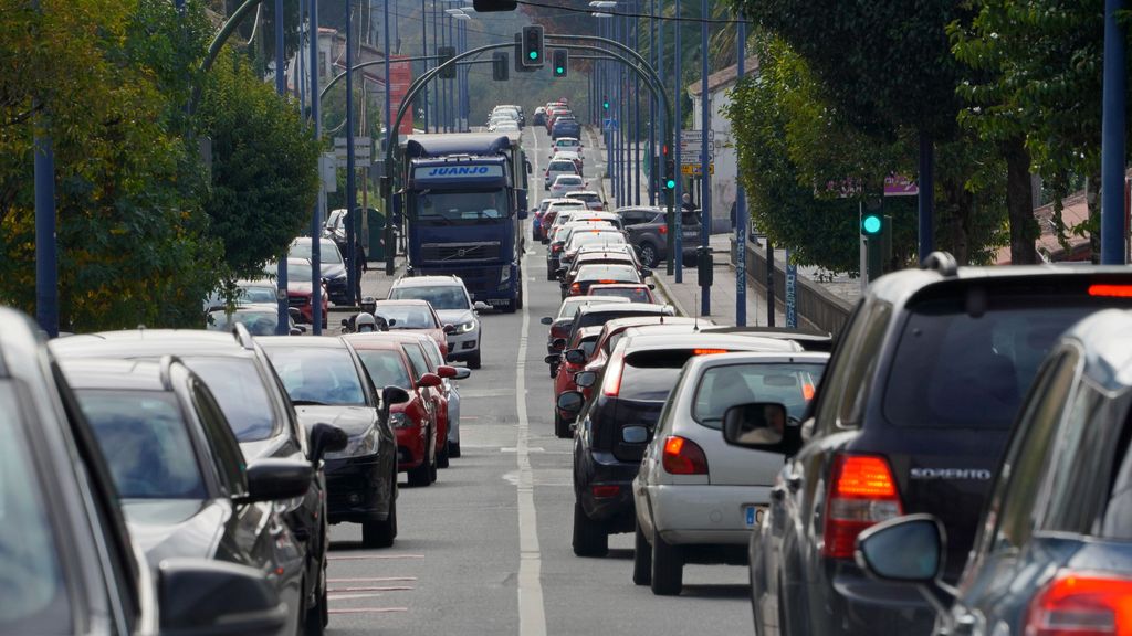 Atasco de tráfico en Santiago de Compostela, en la salida sur de la ciudad