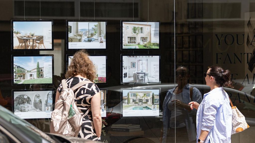 Clientes mirando ofertas en una inmobiliaria