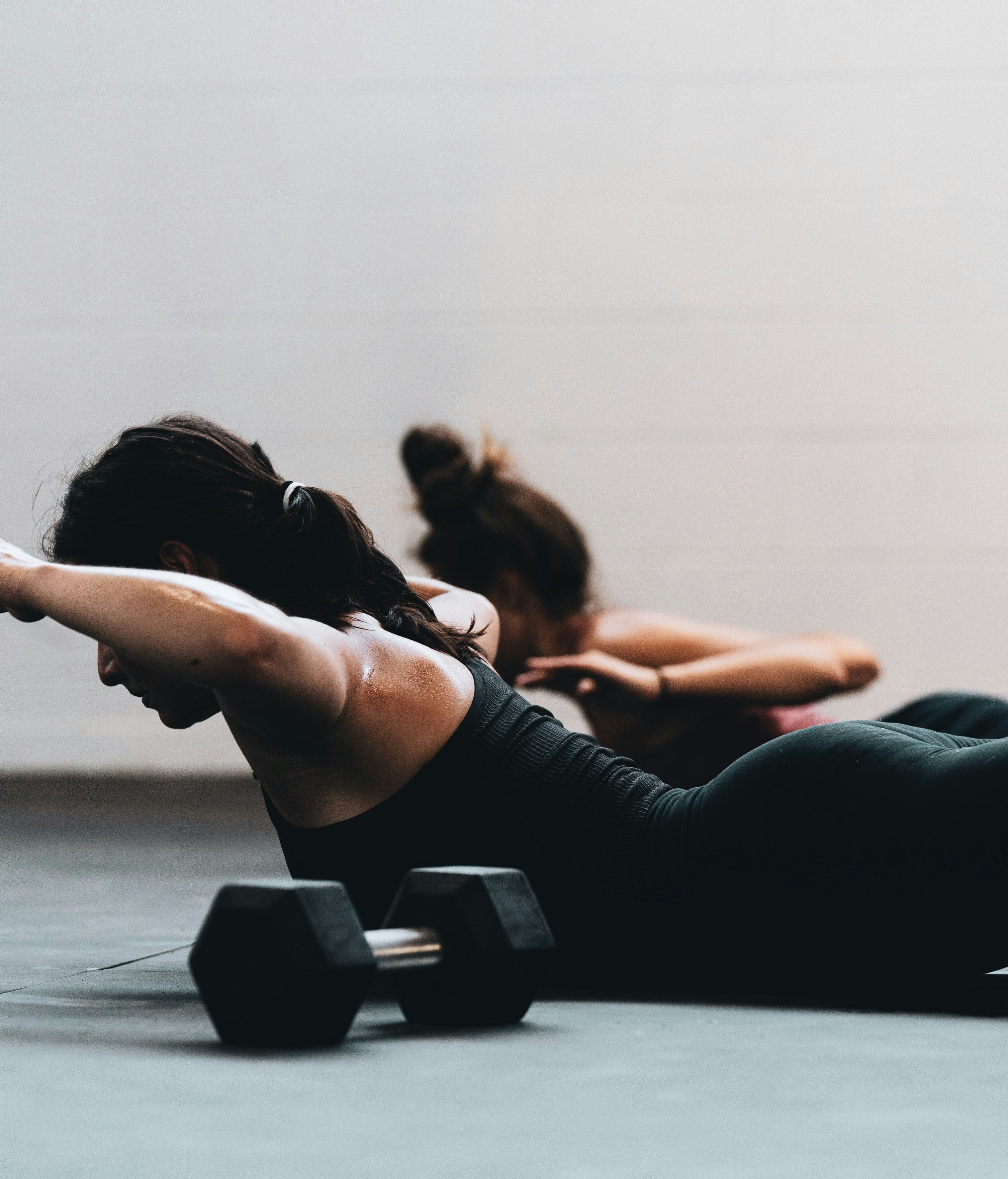Constancia y privilegiar la fuerza sobre el cardio son claves para el éxito.
