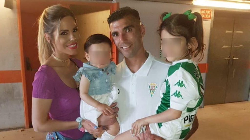 José Antonio Reyes junto a sus hijas y su mujer.