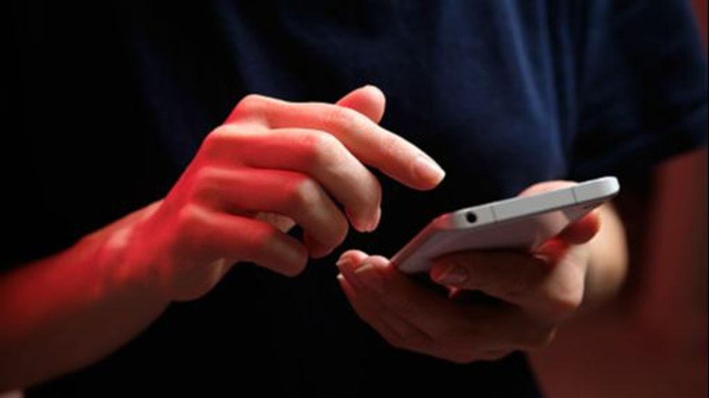 La DGT alerta de una nueva oleada de fraudes mediante SMS que reclaman pagos de sanciones falsas