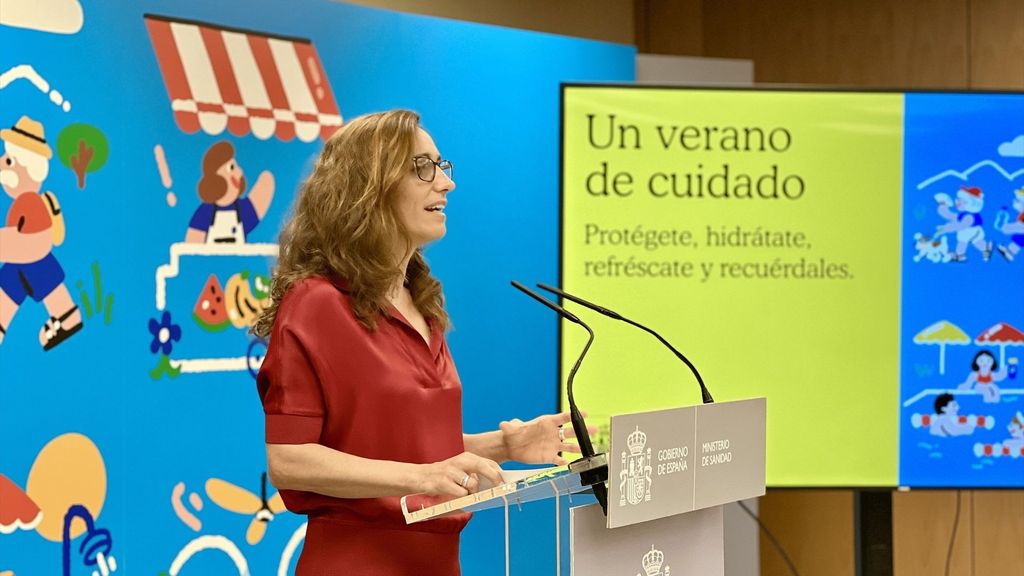 La ministra de Sanidad, Mónica García, durante la rueda de prensa de presentación de la campaña 'Un verano de cuidado'.