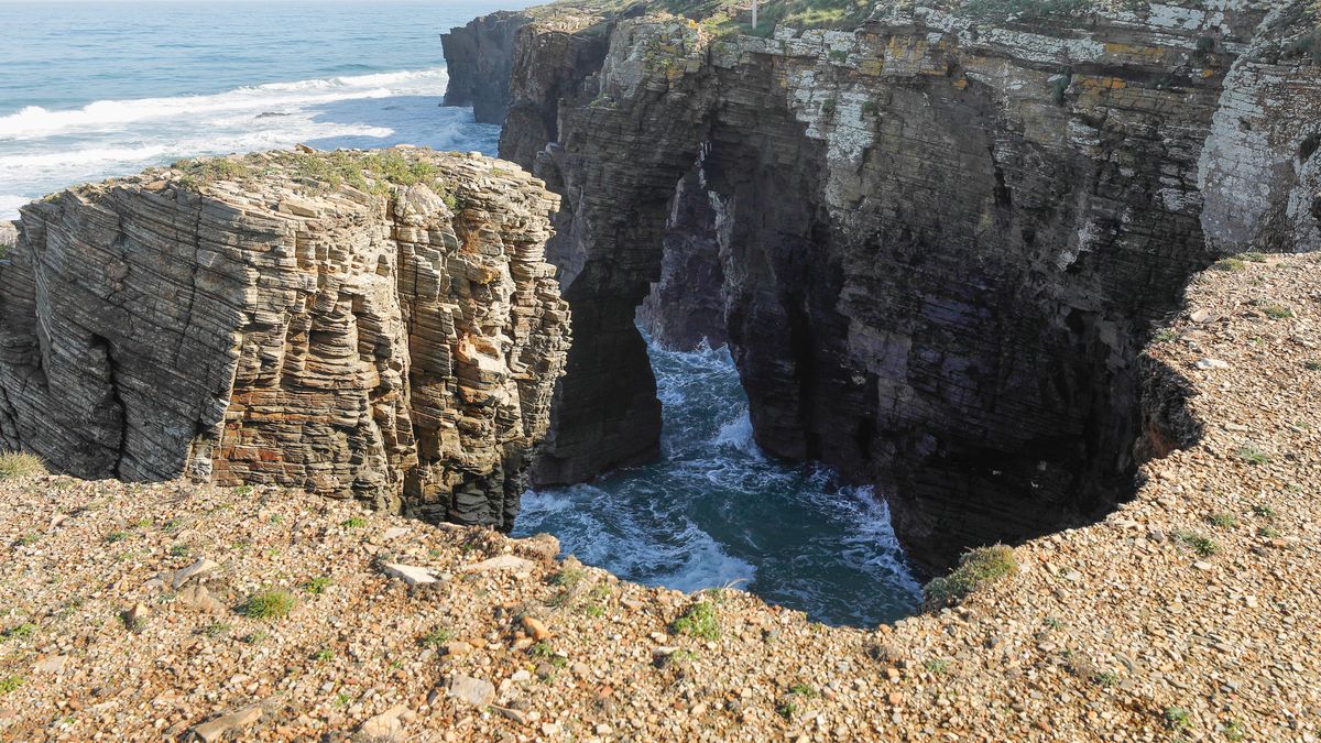 La niña, que estaba jugando en las rocas, trepó por el acantilado hasta quedar bloqueada en una repisa