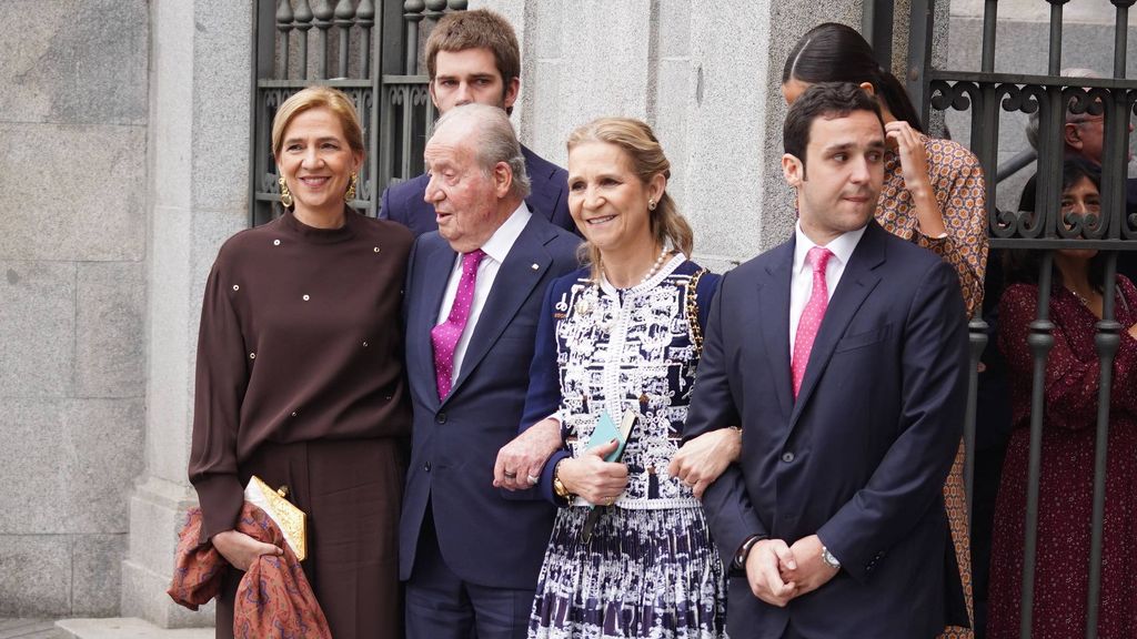 Las infantas, junto al rey Juan Carlos y algunos de sus hijos en la boda de José Luis Martínez Almeida