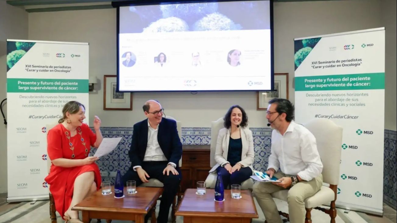 Natalia Díaz Santín (izquierda) es entrevistada por el presidente de SEOM (derecha).