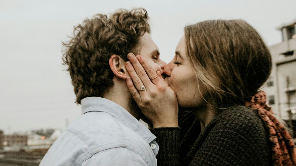 pareja beso unsplash