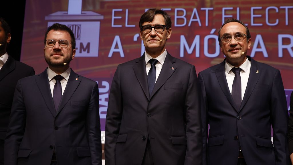 Pere Aragonès (i), Salvador Illa (c) y Josep Rull durante un acto de La Vanguardia dias antes de las ellecciones catalana