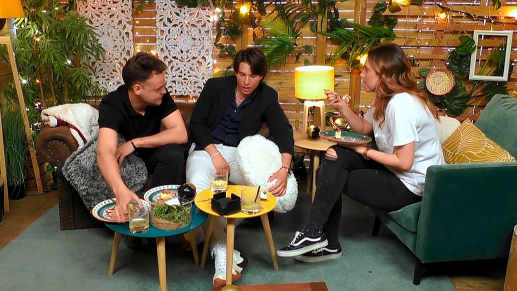 Sara, Usu y Álvaro durante su postre a tres en 'First Dates'