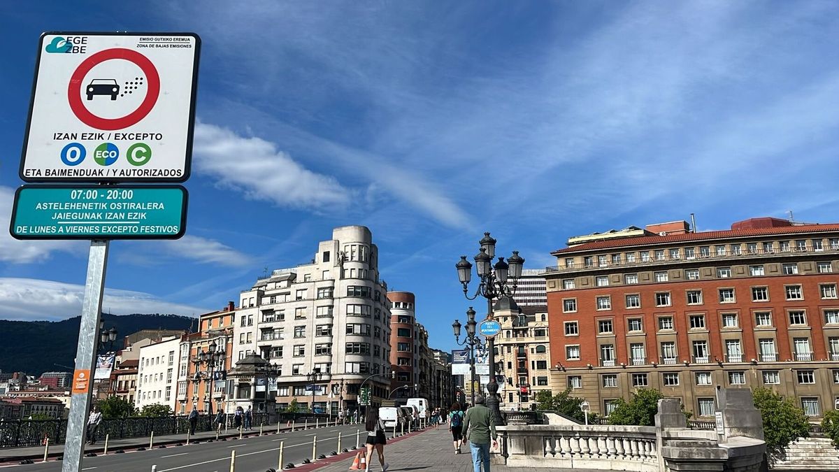 Una señal indica la ZBE en Bilbao