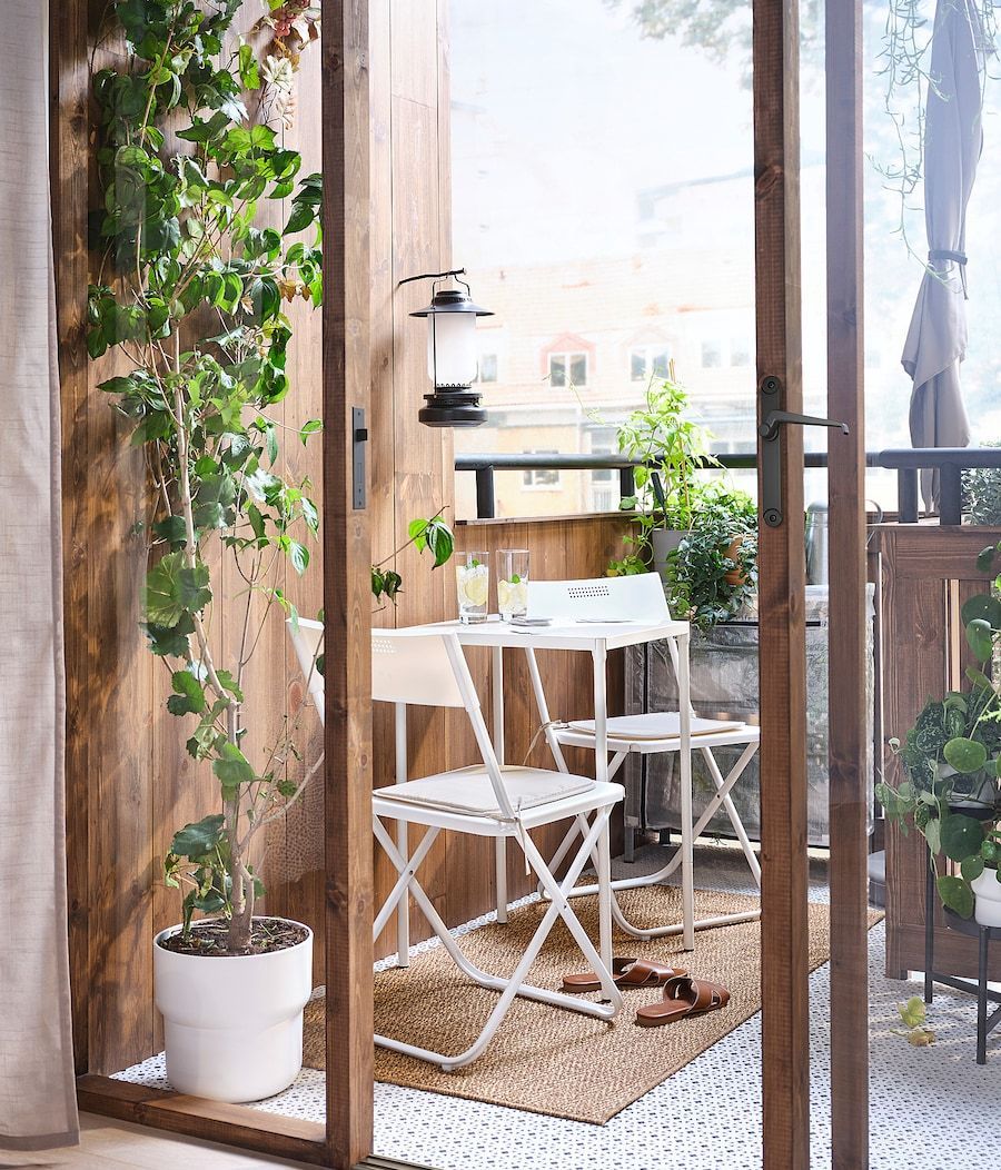 Una terraza con muebles de IKEA