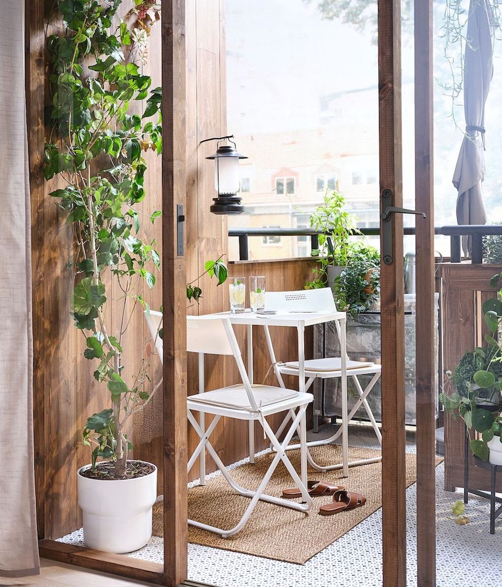 Una terraza con muebles de IKEA