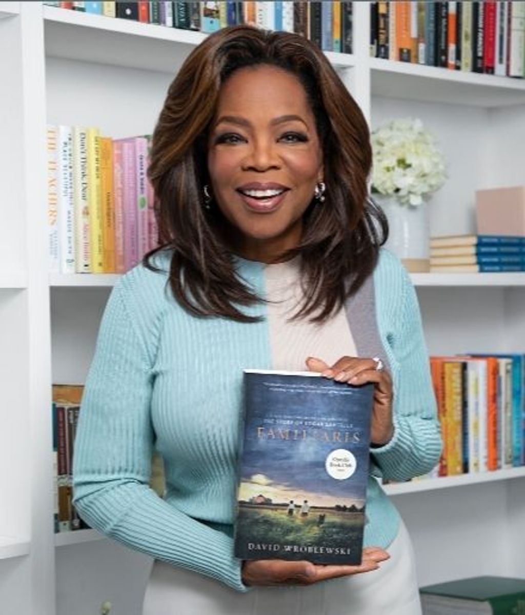 You get a book, you get a book, you get a book! Oprah repartiendo juego literario desde 1996.