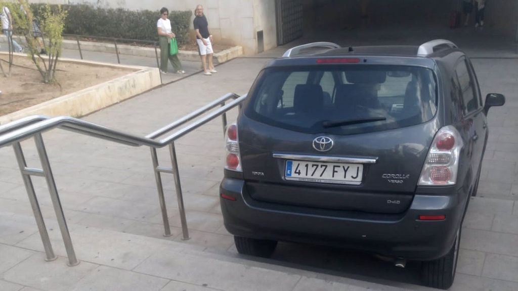 Coche atrapado estación metro de Ayora