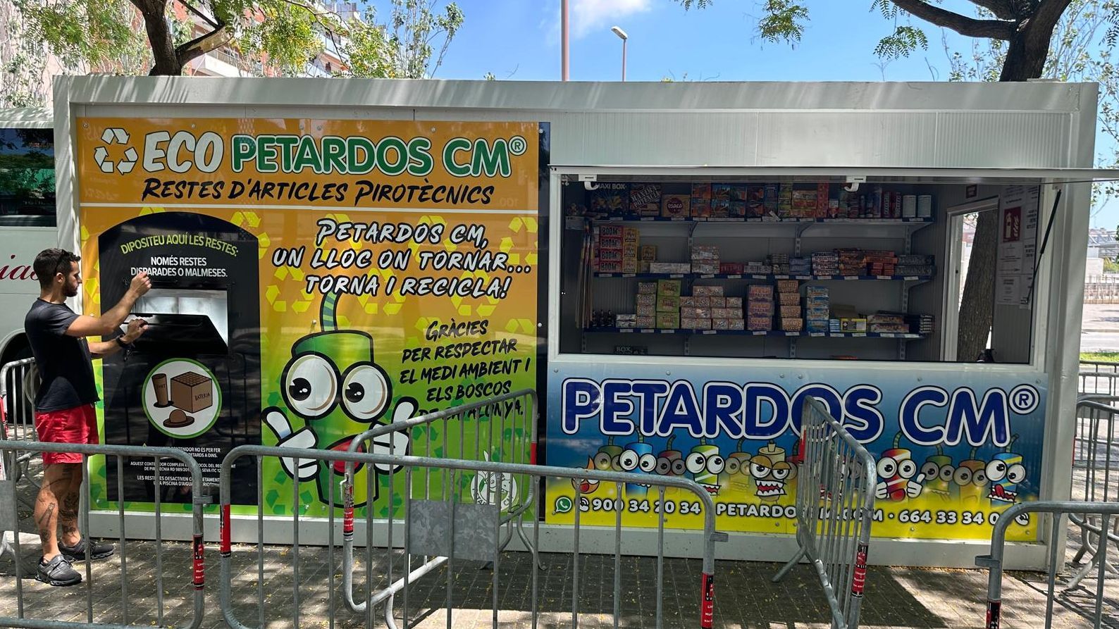 Contenedores de recogida de residuos pirotécnicos para San Juan en Barcelona