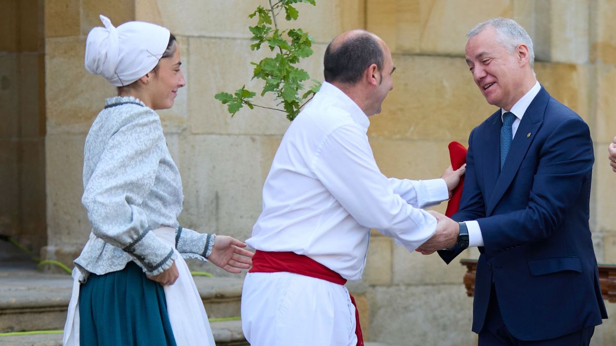 Dos dantzaris saludan a Iñigo Urkullu en Gernika