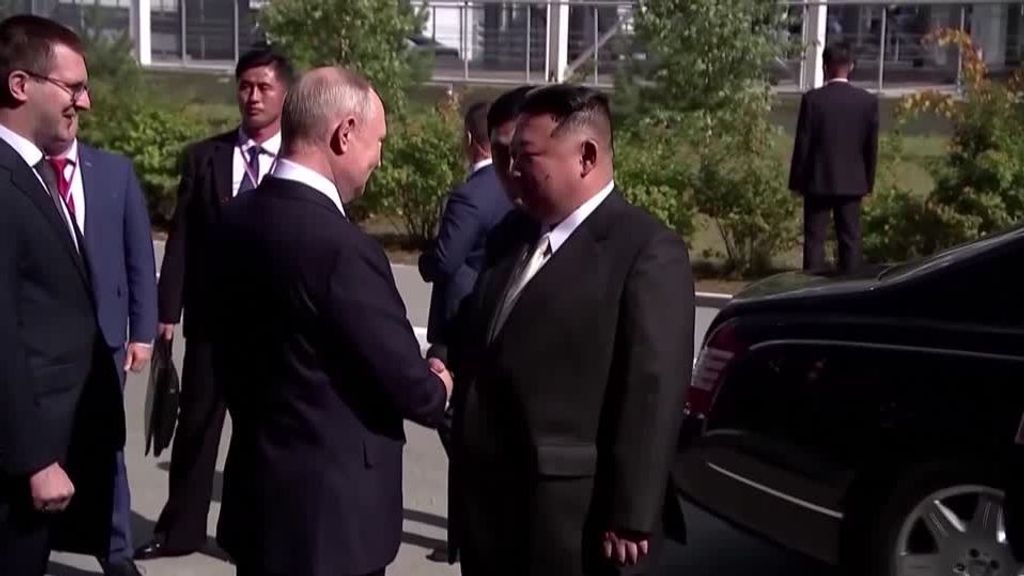 El presidente ruso, Vladimir Putin (i), estrecha la mano al líder norcoreano, Kim Jong Un
