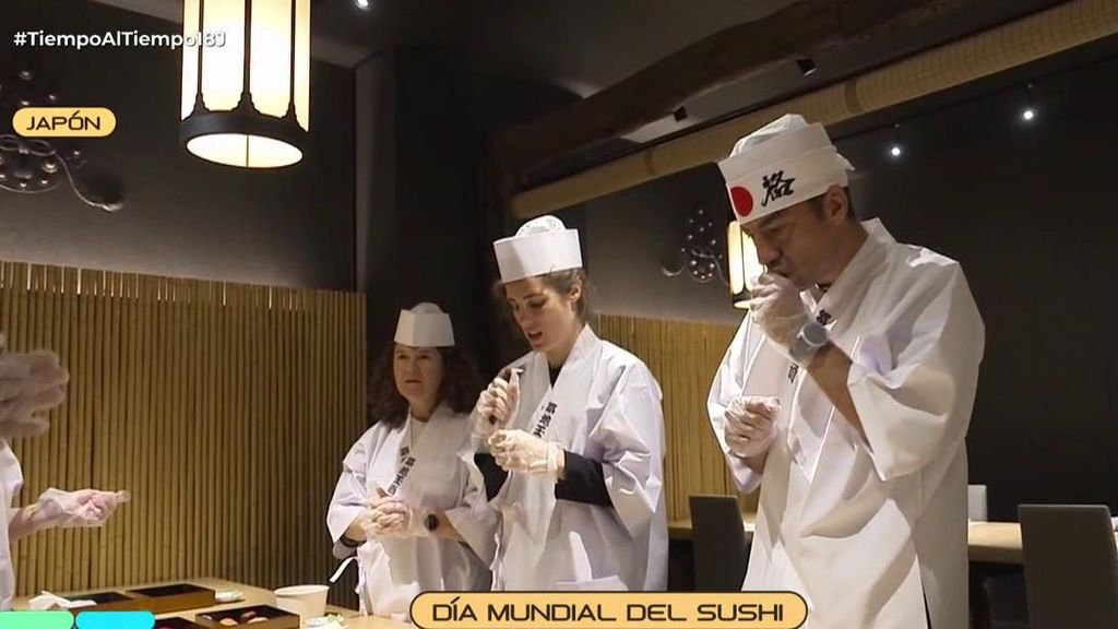 El reportero prueba el sushi recién hecho