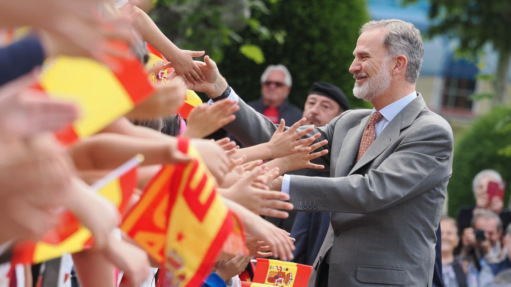 Felipe VI el 12 de junio de 2024 en León, saludando a los vecinos de la localidad.