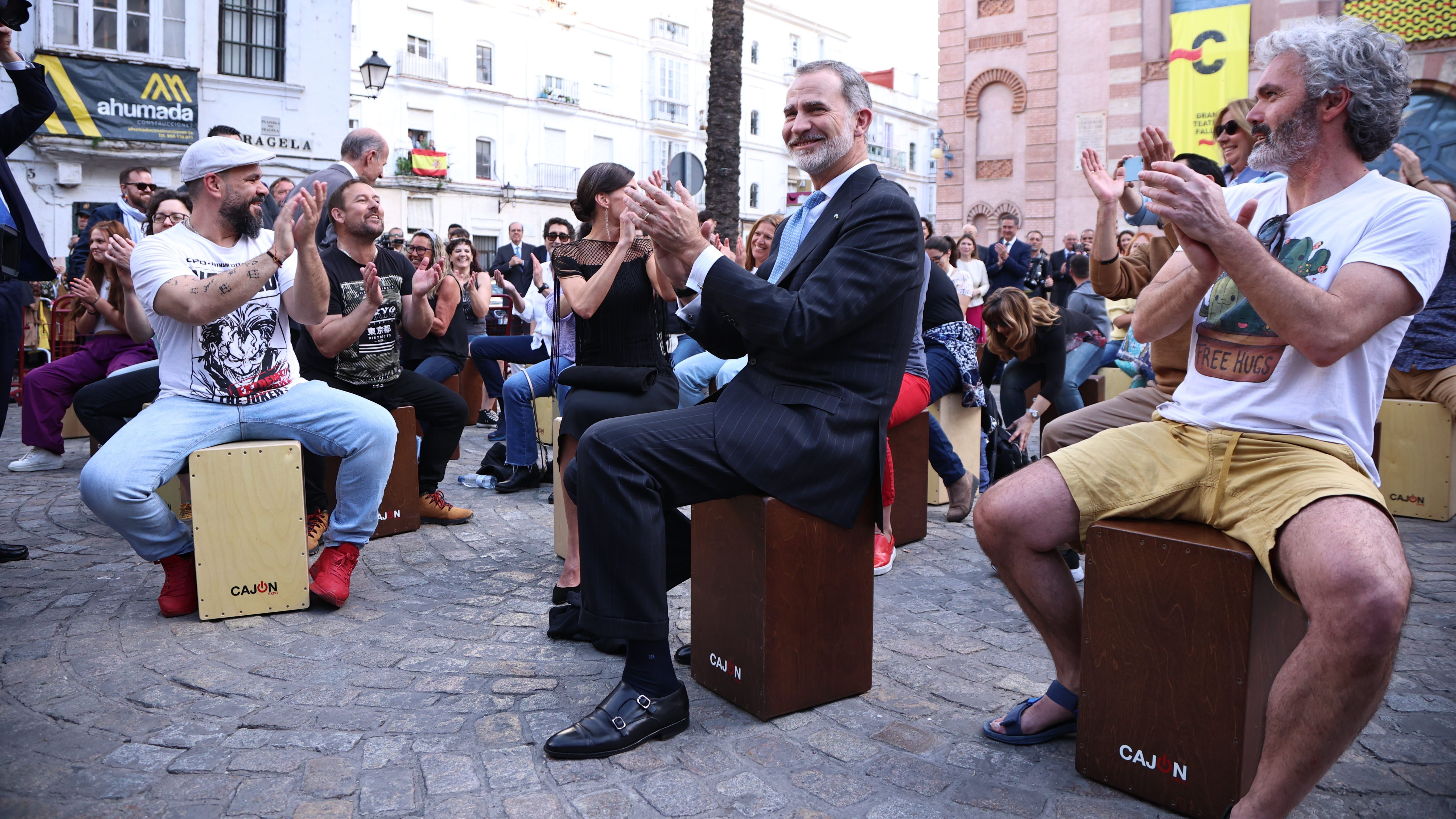 El rey Felipe VI tocando el cajón en Cádiz.