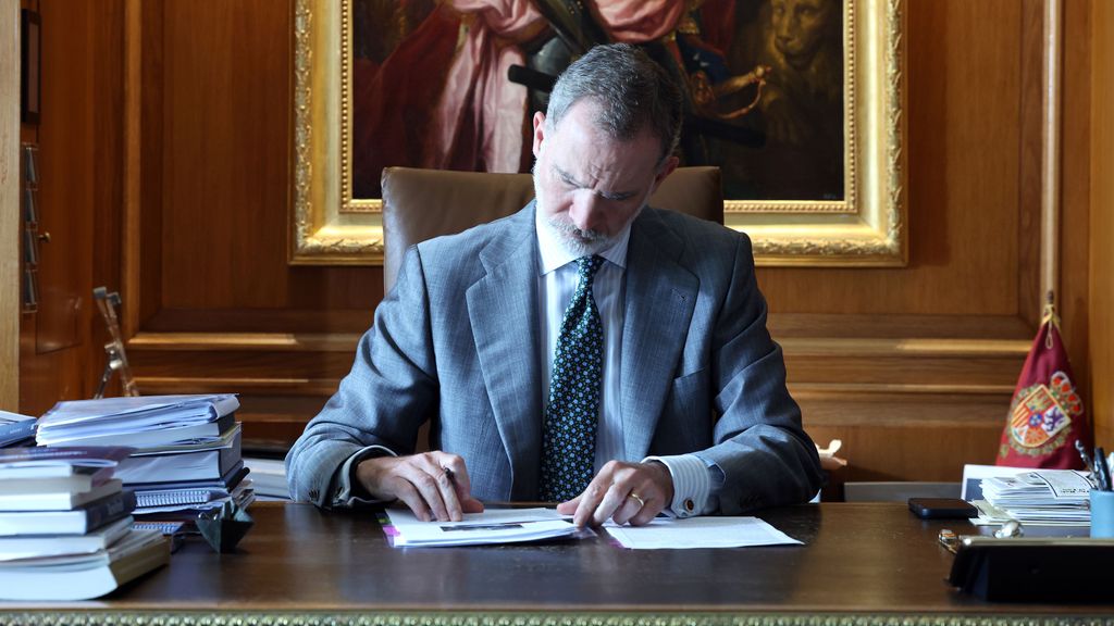 Felipe VI en su despacho en unas imágenes publicadas en junio de 2024.