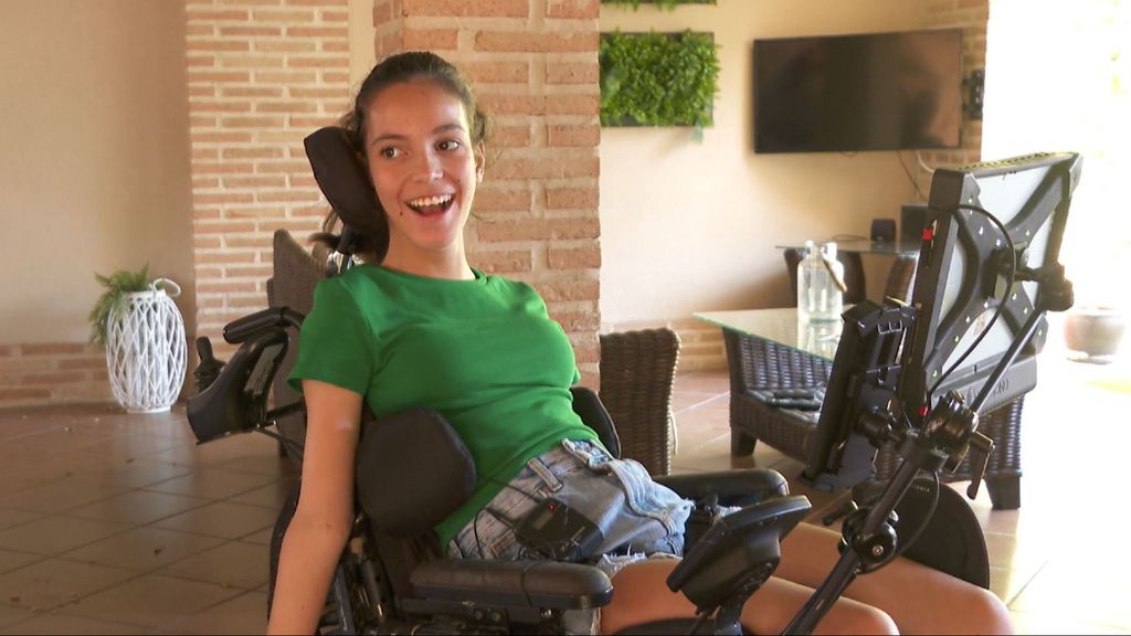 Gema, una joven con parálisis cerebral que se ha graduado en la ESO: así cuenta con los ojos lo que no puede con su voz