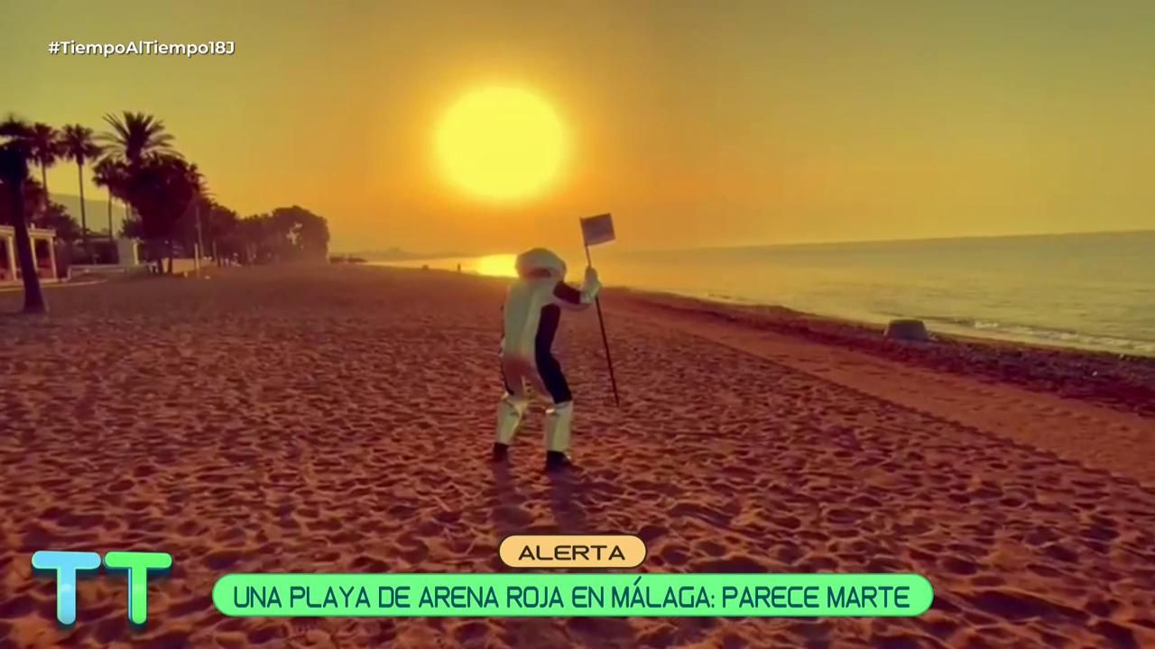 La playa de color rojizo en Málaga