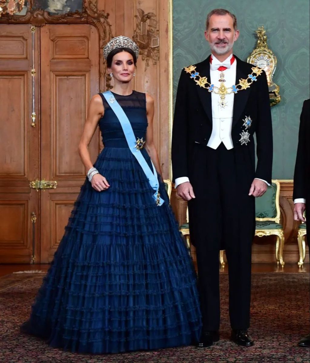 La reina Letizia con vestido de gala azul marino, en 2021