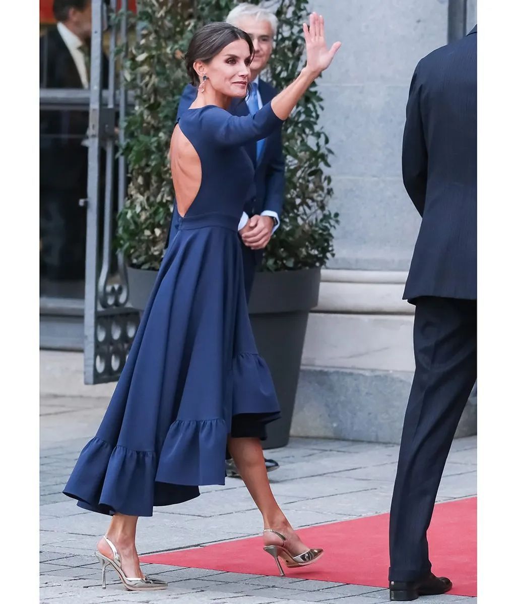 La reina Letizia con vestido de la firma Miphai, en 2022