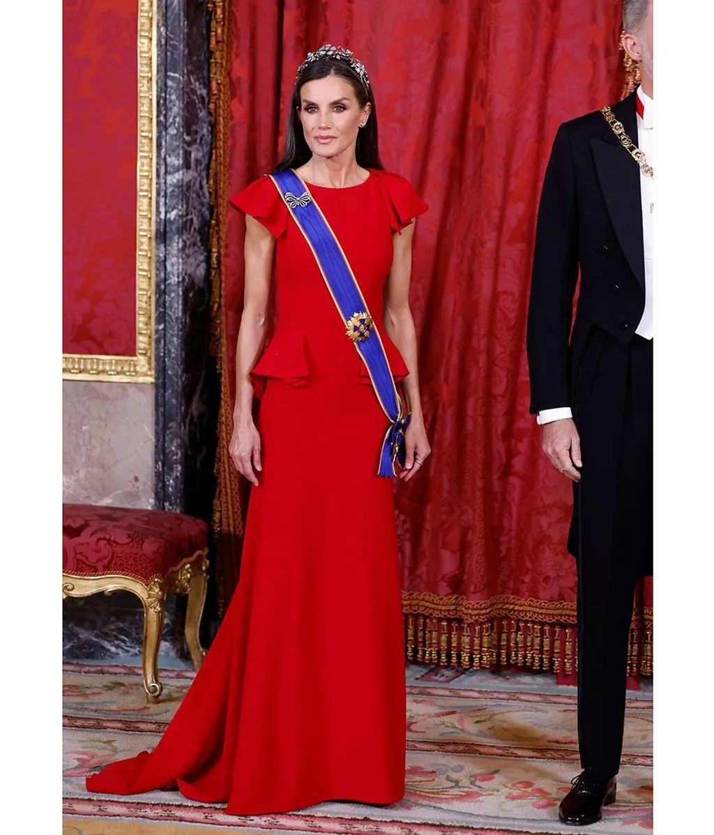 La reina Letizia con vestido rojo de Carolina Herrera, en 2023