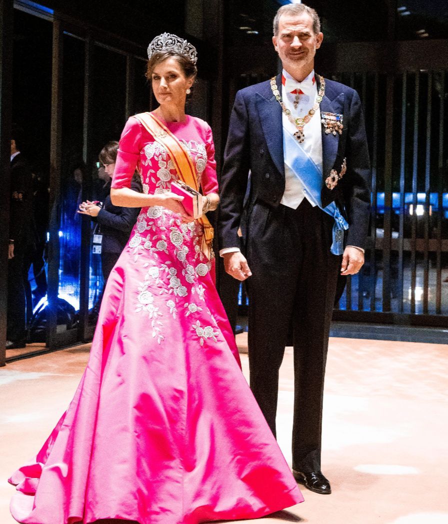 La reina Letizia con vestido rosa capote de Carolina Herrera, en 2019