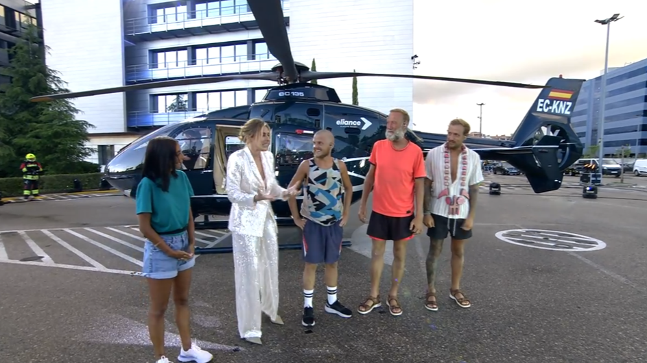 Los finalistas se reúnen con Sandra Barneda tras aterrizar en helicóptero