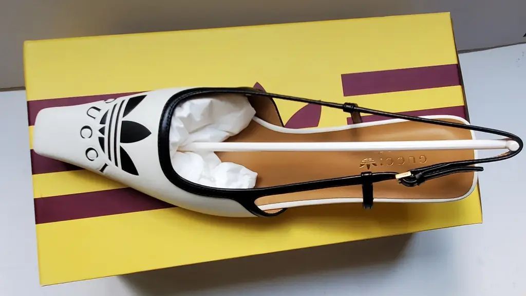 Los tacones de Gucci x Adidas de cuero blanco que han enamorado a Violeta y otras fashionistas