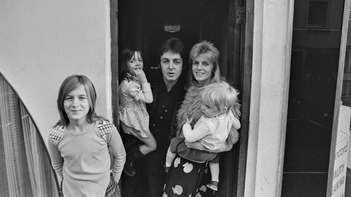The McCas, en los 70. Heather, Mary, Paul, Linda (+) y Stella. Faltan James, último hijo de la pareja, y Betrice la hija que tuvo con Heather Mills.