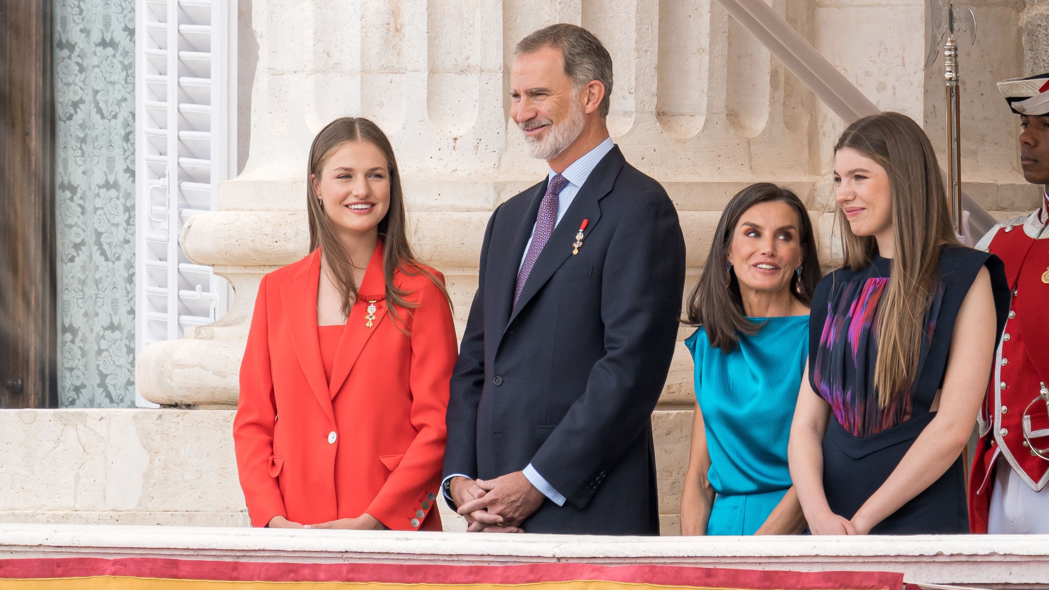 Así ha sido el momento en el que la reina Letizia ha usado el taburete para sentarse (Imagen: Europa Press)