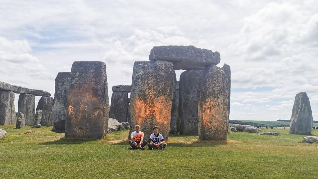 Atacan con pintura naranja el monumento megalítico de Stonehenge en Inglaterra