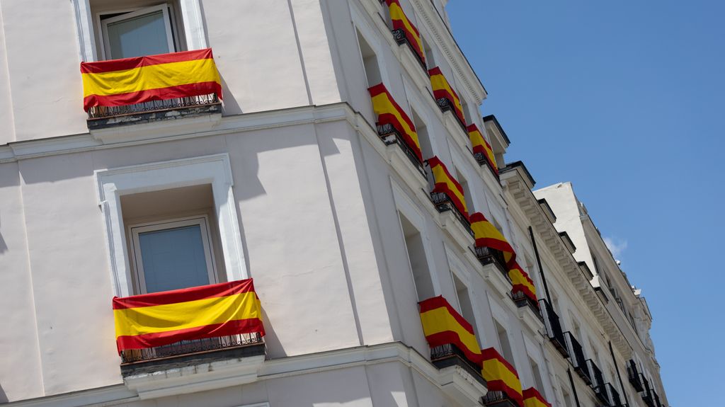 Banderas en los balcones por el 10º aniversario de la proclamación como rey de Felipe VI
