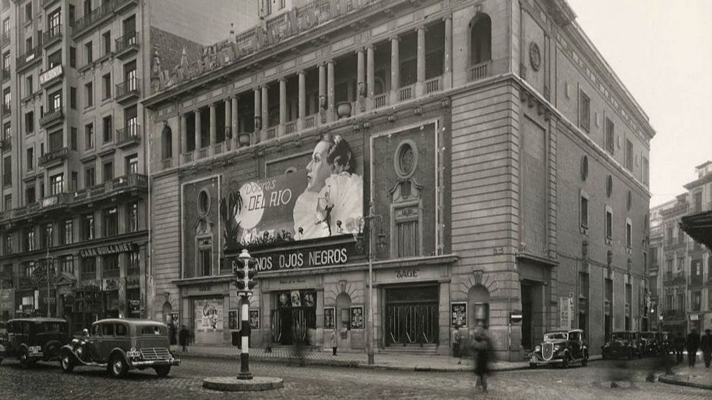 Cine en Madrid, años 30, con Dolores del Río, una de las divas de Hollywood de la época.