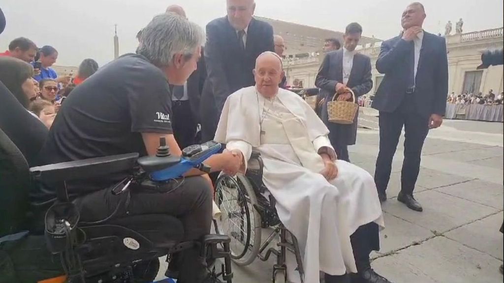 De Vitoria a Roma en silla de ruedas, el último reto de dos vascos para hablar al Papa de enfermedades raras