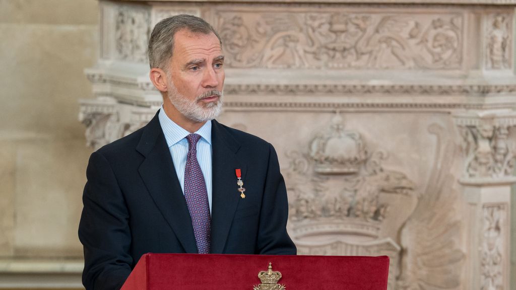 El Rey Felipe VI durante la imposición de condecoraciones con ocasión del X aniversario de la Proclamación de Su Majestad el Rey, en el Palacio Real, a 19 de junio de 2024, en Madrid (España)